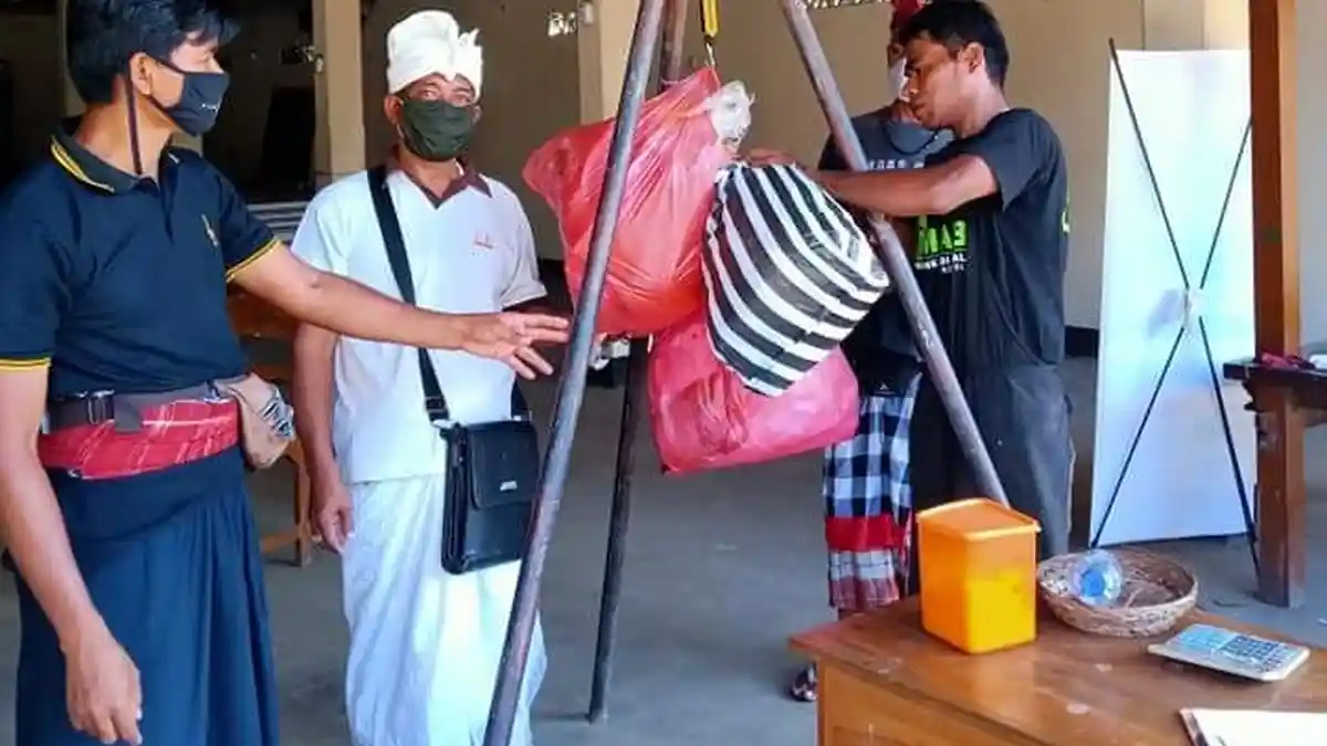 Tukar Plastik Dapat Kebutuhan Pokok ‘Ajeg’ di Gianyar