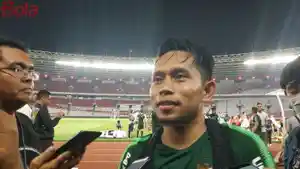 jatim/pemain-timnas-indonesia-andik-vermansah-menjawab-pertanyaan-wartawan.jpg