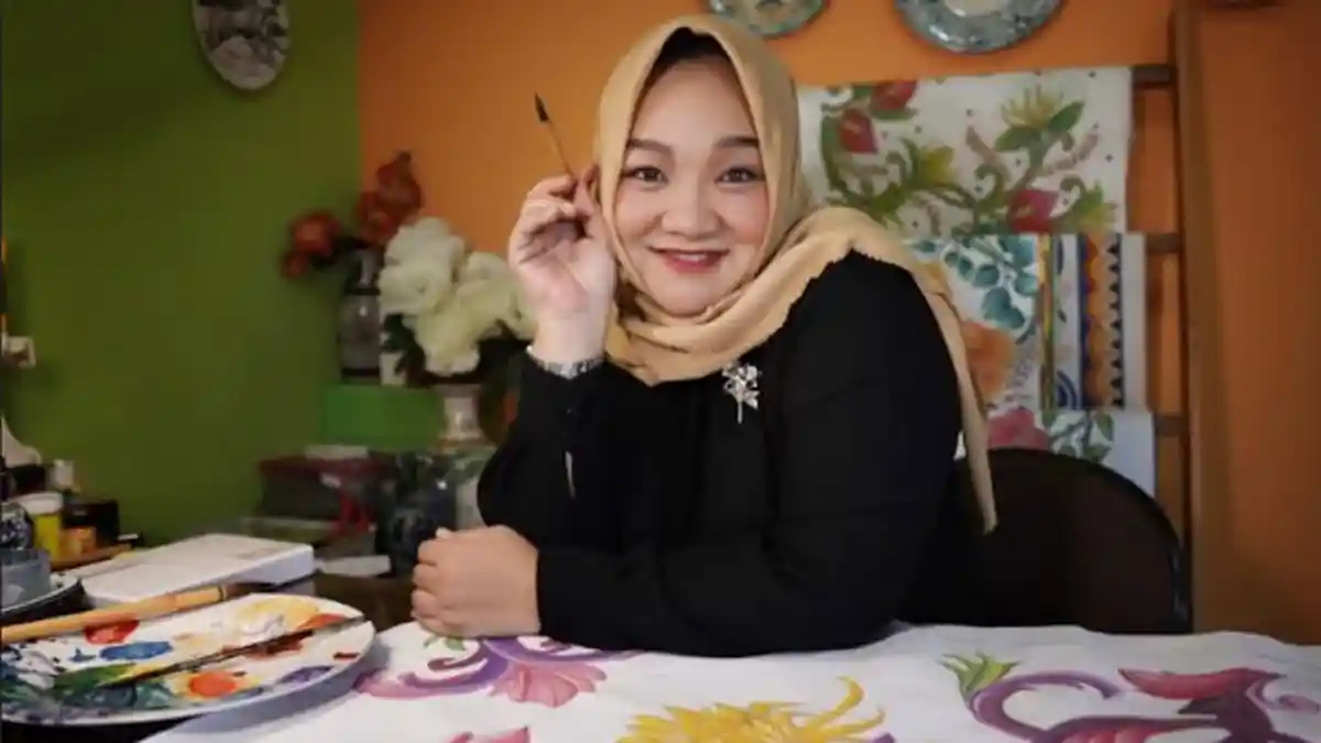 Berangkat dari Cinta, Diah Gardenia Sebar Energi Positif Lewat Scraft Lukis Floral Warna-warni