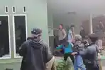 warga-nampak-merusak-rumah-Brigadir-Riska.jpg