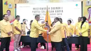 Serahkan-pataka-golkar.jpg