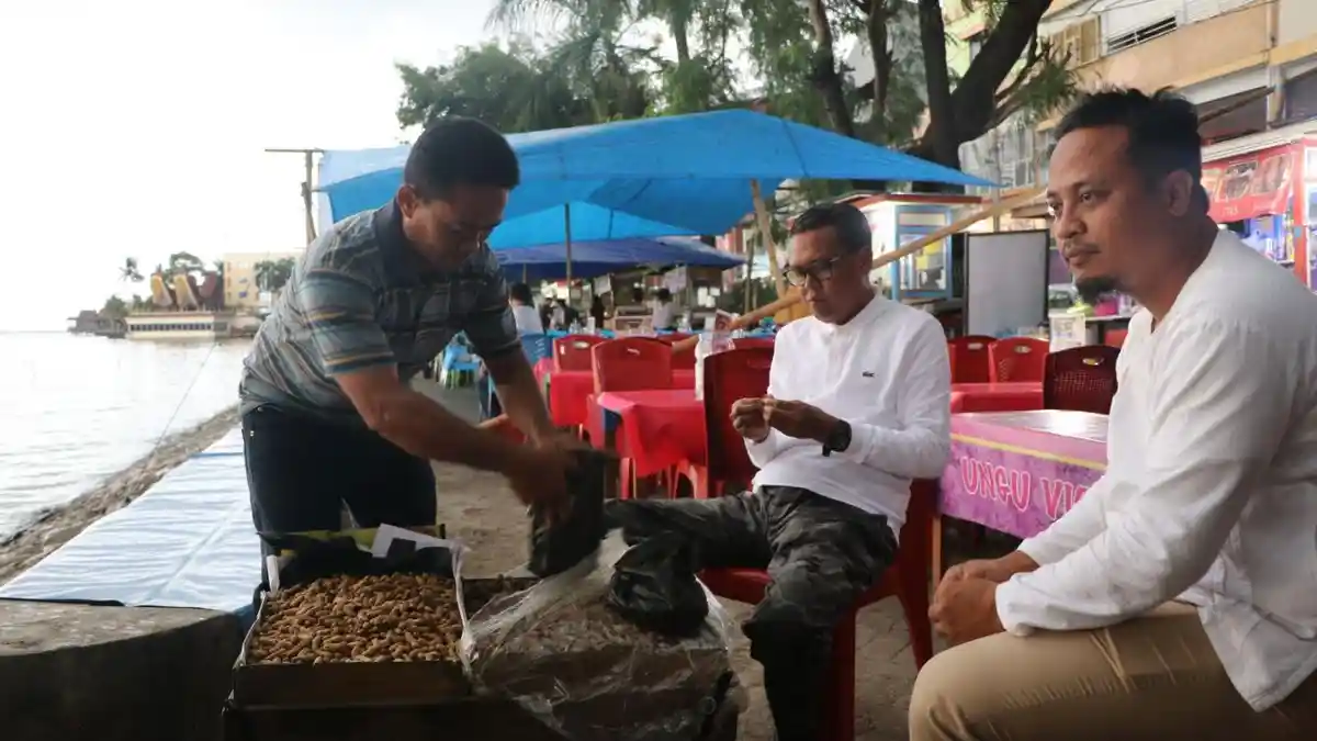 Jelang Debat Kandidat, NA Ajak ASS Makan Kacang di Pantai Losari