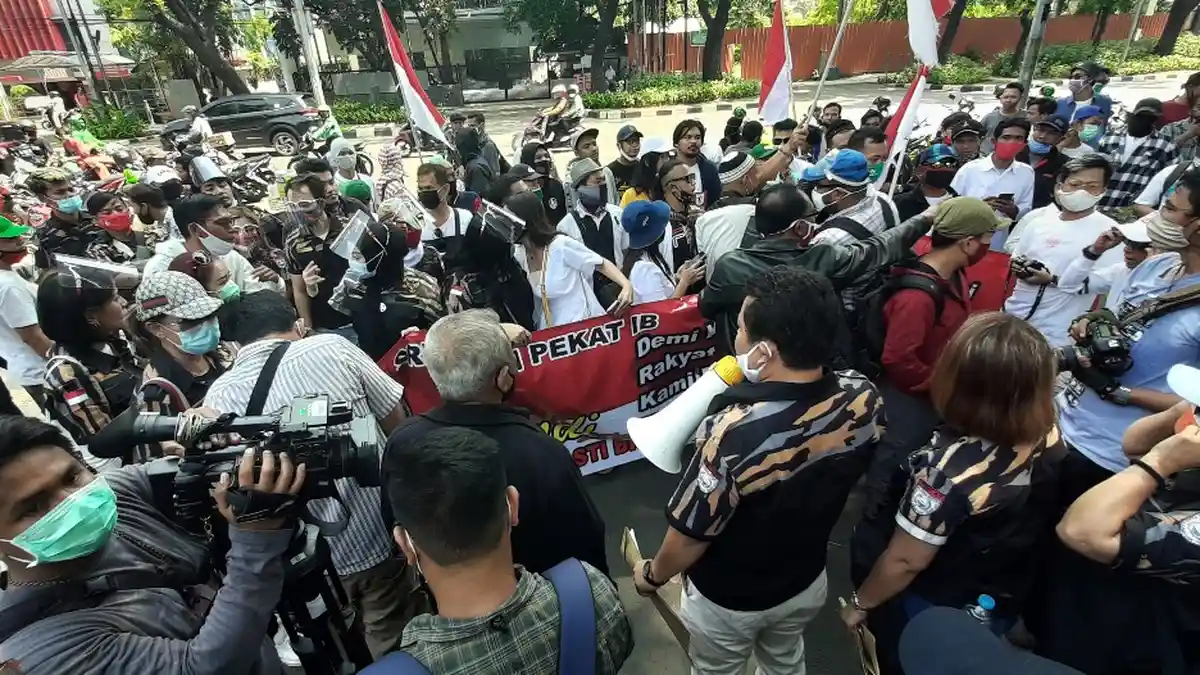 Pengunjuk Rasa di Depan DPRD DKI Abaikan Jaga Jarak, Ada Pedangdut Anisa Bahar Ikut Serta