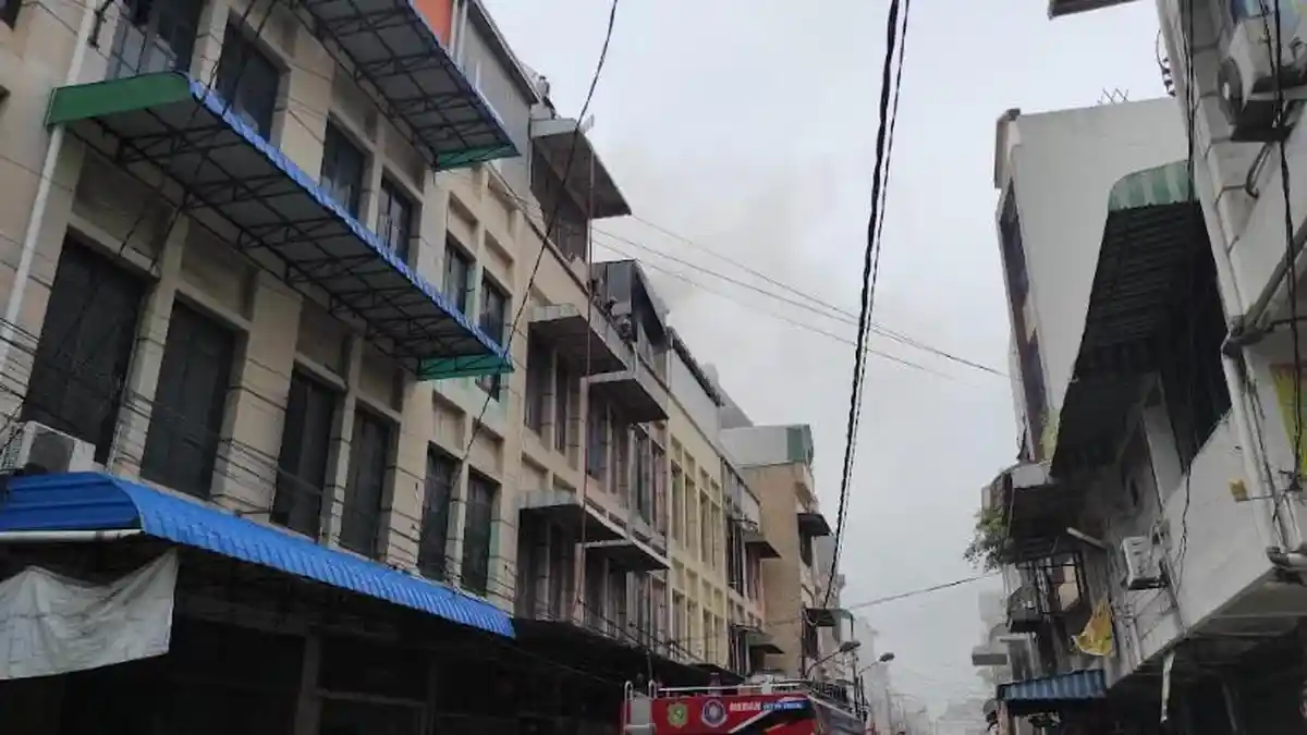 Petugas Damkar Kesulitan Padamkan Api saat Kebakaran Toko Mainan di Jalan Bawean, Ini Penyebabnya