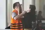 Tersangka Basuki Hariman Lepas Rindu Dengan Kerabat
