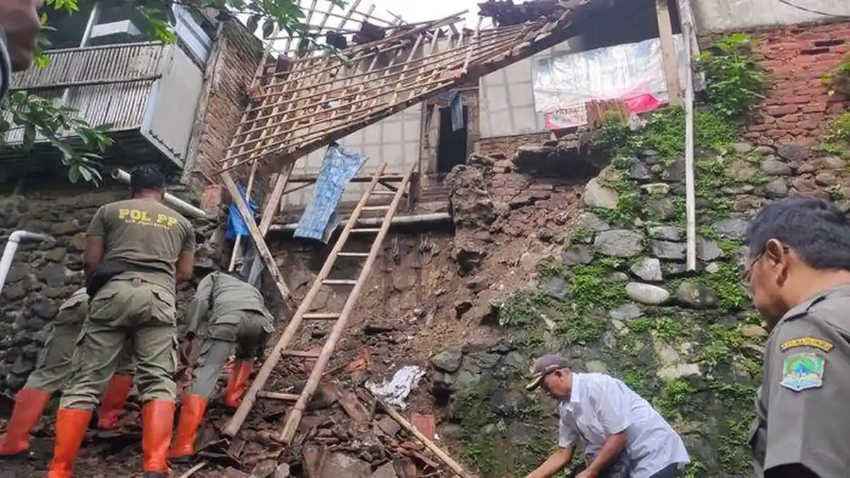 Dapur Rumah Warga di Majalengka Ambruk Tergerus Tebing yang Longsor, Komar Dengar Suara Gemuruh