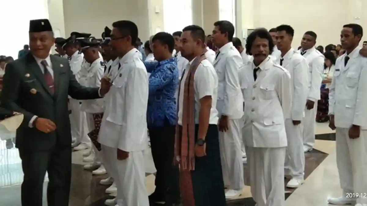 Bupati Sikka Kewalahan Pasang Tanda Jabatan 32 Kepala Desa Baru, Ini Penyebabnya
