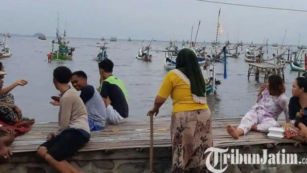 Perahu Karam di Perairan Selat Jawa, 12 AKB Selamat Setelah Ditolong Nelayan Lainnya