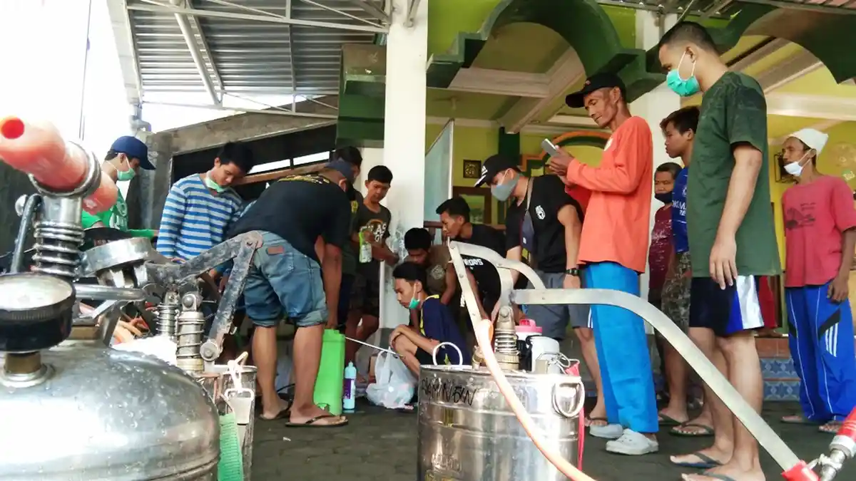 Sejumlah Warga di Kalurahan Banjarharjo Lakukan Penyemprotan Disinfektan Mandiri