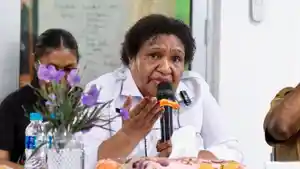 Wamendagri-Ribka-Haluk-memimpin-rapat-evaluasi-RSUD-Yowari.jpg