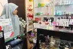 Produk-skincare-dan-makeup-dipajang-di-toko-kosmetik-Batam.jpg