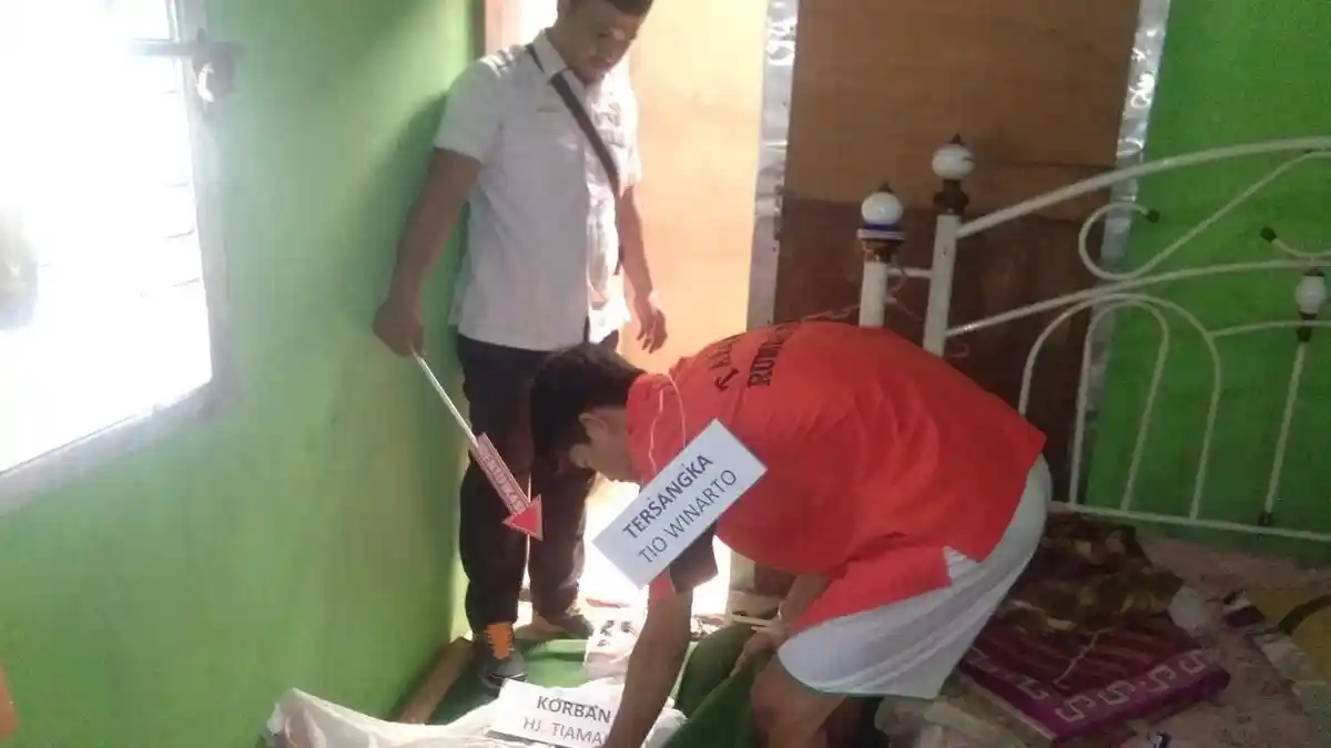 Dengan Dingin Tio Memperagakan Cara Membunuh Sang Nenek