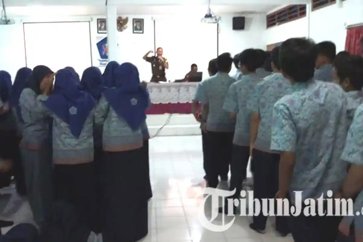 Melalui Program Jaksa Masuk Sekolah, Kejati Jatim Gandeng Pelajar SMA Cekal Korupsi Sejak Dini
