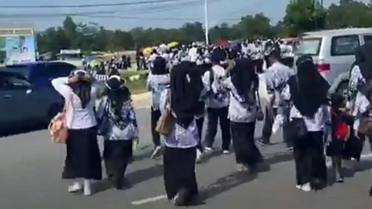 Jelang Sidang Supriyani Konawe Selatan, Guru-guru Berseragam PGRI Kumpul di Bundaran Andoolo
