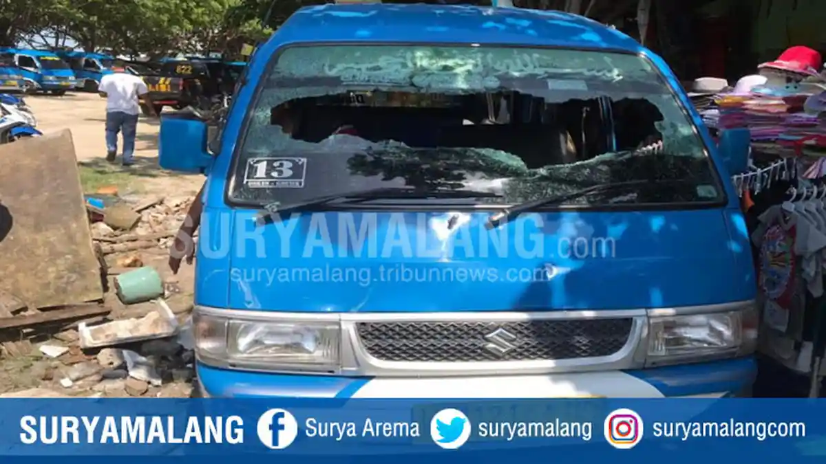 Belajar Nyetir Mikrolet di Pantai Delegan Gresik Berakhir Tragis, Tabrak Warga Surabaya & Kios