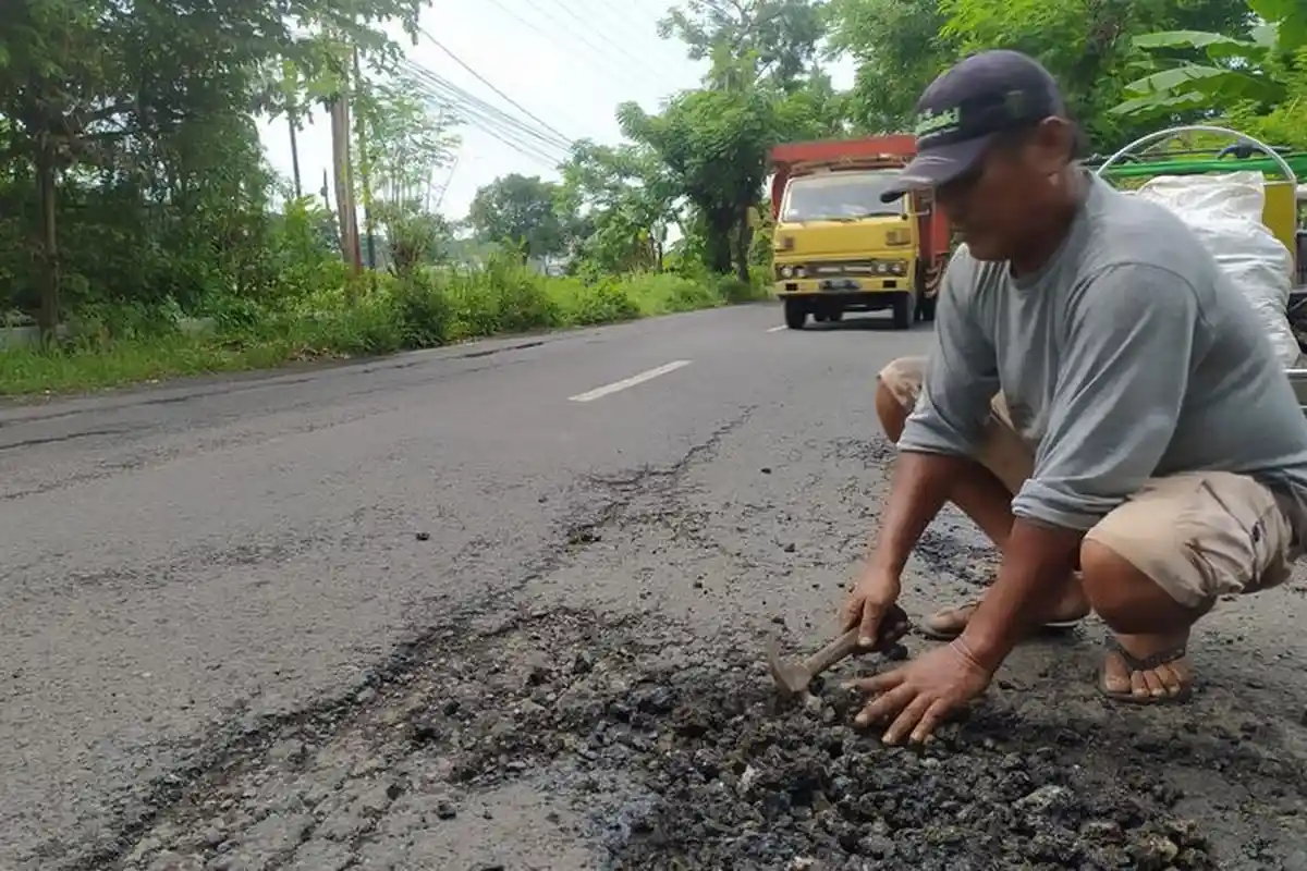 Bukan Karena Ingin Viral, Tukang Becak Ini Tambal Jalan Berlubang Demi sang Anak