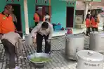 Aktivitas-di-dapur-umum-posko-pengungsian-korban-banjir-Desa-Sinomwidodo.jpg
