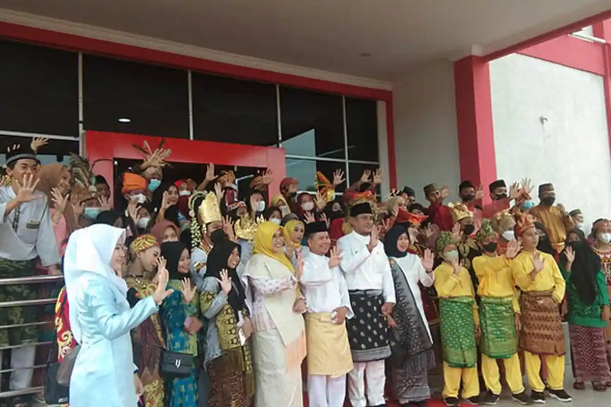 Warna Warni Pakaian Adat Nasional pada Upacara HUT ke 65 Pemprov Kalimantan Barat di Sambas