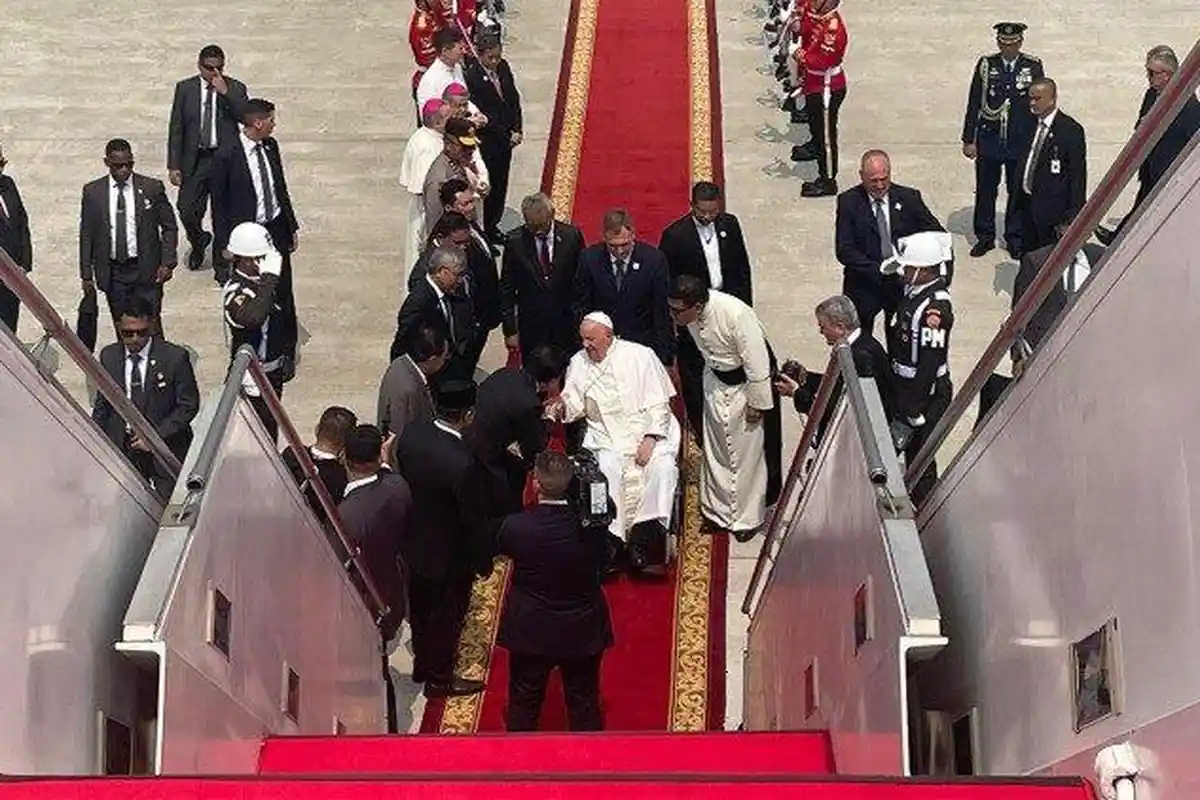 Paus Fransiskus Akhir Kunjungan 4 Hari di Indonesia, Tempuh Penerbangan 4 Jam ke Papua Nugini