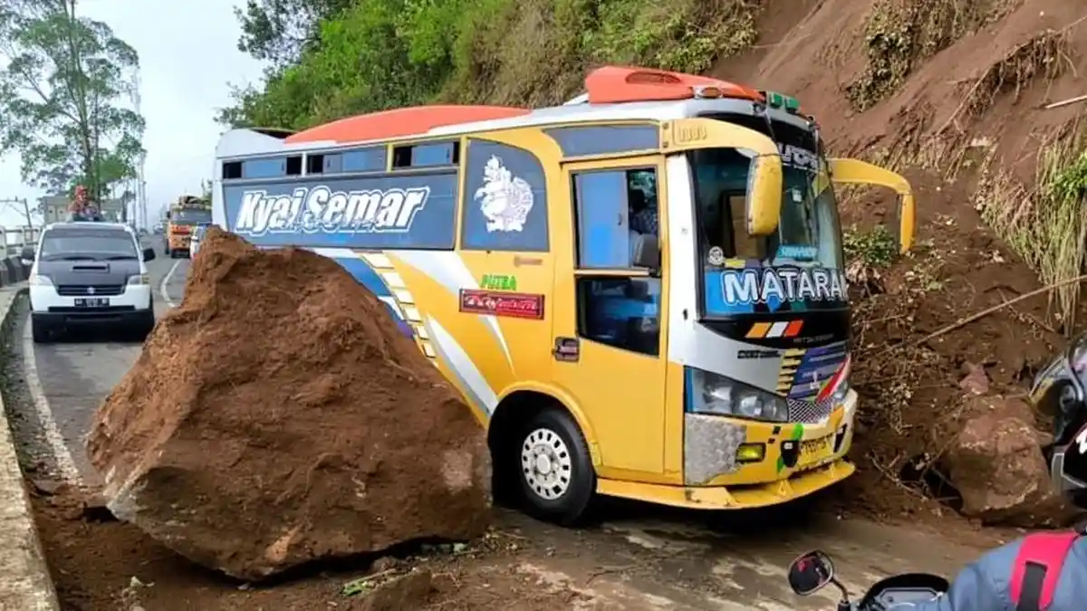 Longsor Tutup Akses Utama ke Dieng, Batu Besar Halangi Jalan di Kilometer 19 Wonosobo