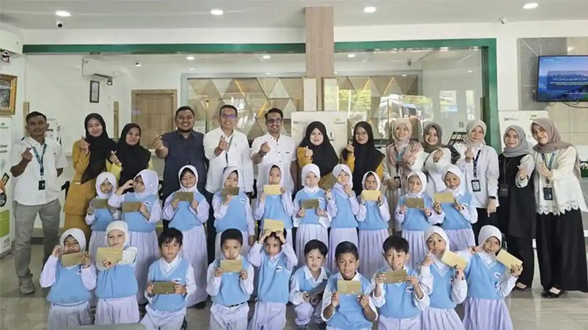 Siswa SD Medina Bilingual School Ramai-ramai Tabung Emas dipegadaian