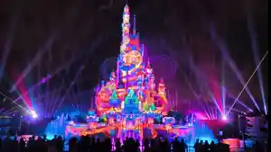 Kemeriahan-pesta-kembang-api-di-Hong-Kong-Disneyland.jpg