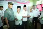 penyerahan-sertifikat-tanah-oleh-bpn-hsu-rabu-2132018_20180322_185955.jpg