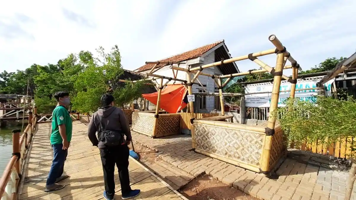 Libur Panjang Akhir Pekan, Pengunjung Padati Situ Rawa Gede yang Berantakan Diterjang Puting Beliung