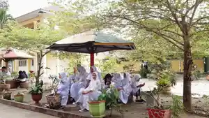 SISWA-GORONTALO-Potret-para-siswa-duduk-bersantai-di-sebuah-gazebo.jpg