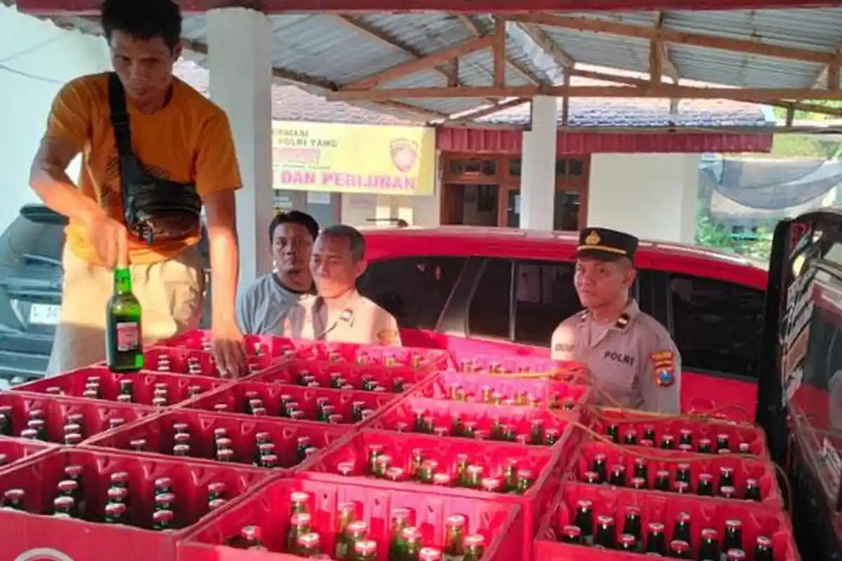 Pengiriman Miras dari Lamongan ke Jombang Digagalkan, 696 Botol Berbagai Merk Diamankan Polsek Kabuh