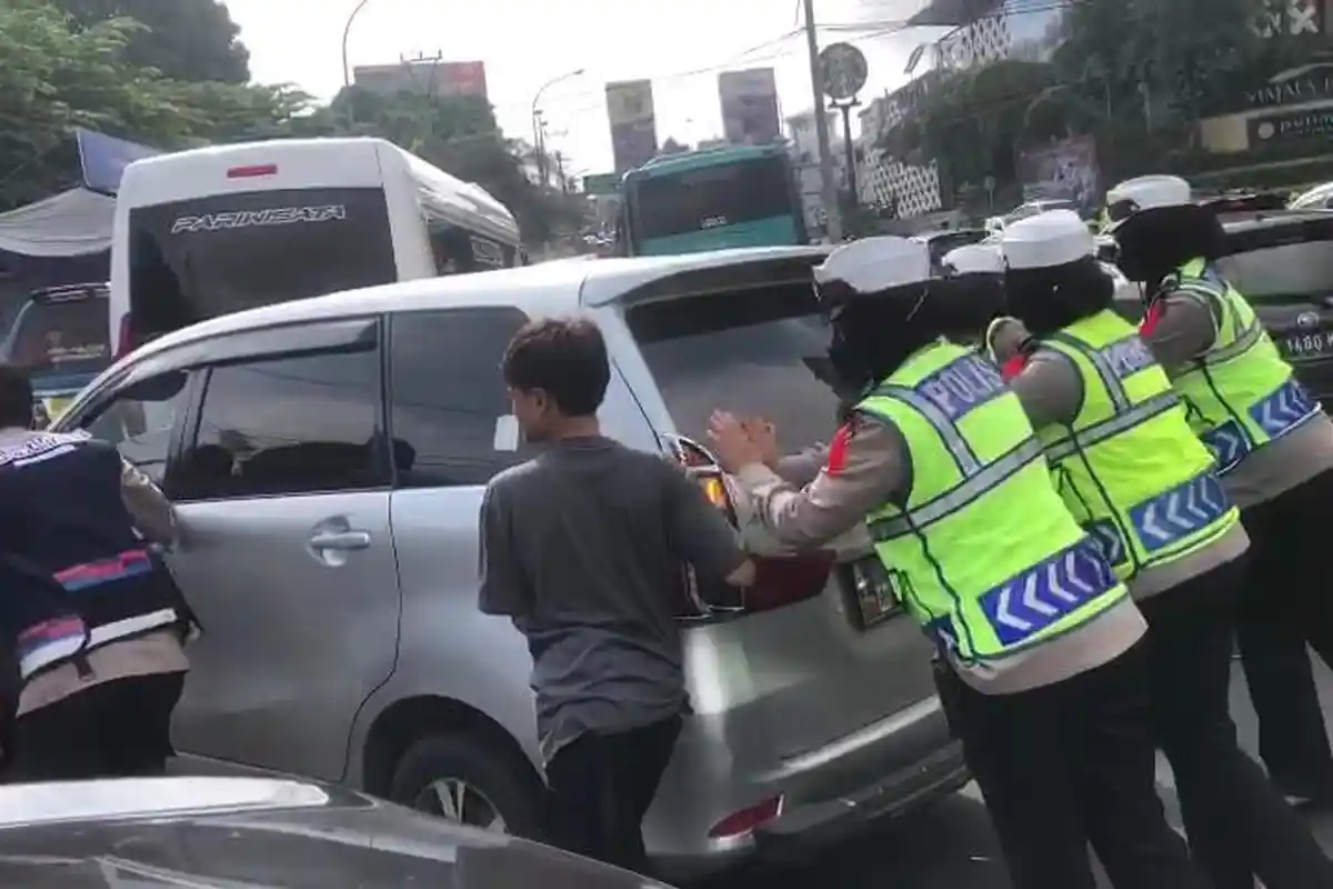10 Mobil Mogok di Bogor Selama Libur Lebaran 2022, Polwan Sampai Ikut Bantu Dorong