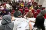 Warga Terima Kartu Keluarga Sejahtera dari Bank BNI