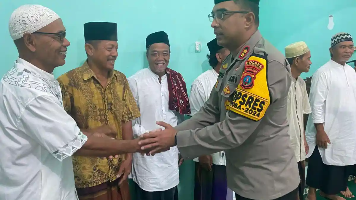 Salat Subuh di Masjid Nurul Iman, Kapolres Labusel AKBP Arfin Fachreza Lakukan Pendekatan Kamtibmas