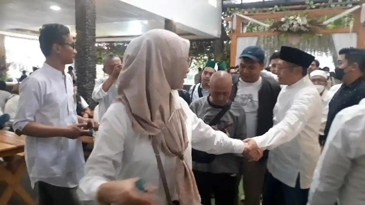 Anas Urbaningrum Bebas, Athiyyah Terus Gandeng Mesra Tangan Sang Suami