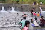Warga-Boalemo-menikmati-akhir-pekan-dengan-mandi.jpg