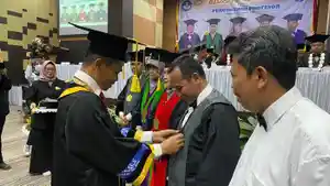 Rektor-ULM-kukuhkan-5-guru-besar2.jpg