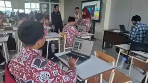 Suasana-kegiatan-belajar-mengajar-di-salah-satu-kelas-Sekolah-Rakyat-Unesa-Surabaya.jpg