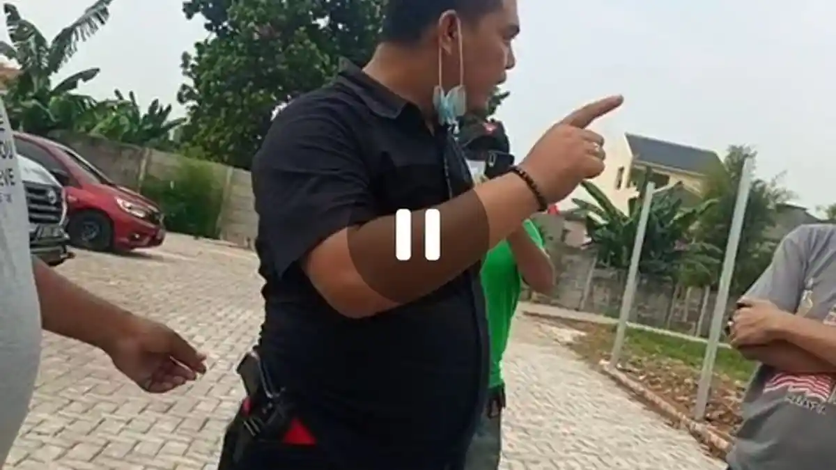 Viral Pria Beradu Mulut Sambil perlihatkan Pistol di Pinggang, Cekcok Diduga Terkait Biaya Parkir