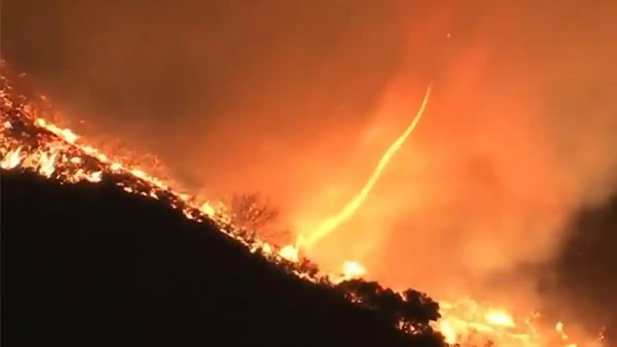 Tornado Api Mengerikan Muncul Saat Kebakaran di Los Angeles, Evakuasi Berlanjut