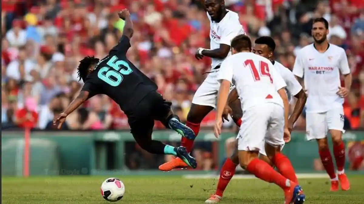 Lakukan Tekel Keras, Joris Gnagnon Dihampiri Tiga Pemain Liverpool