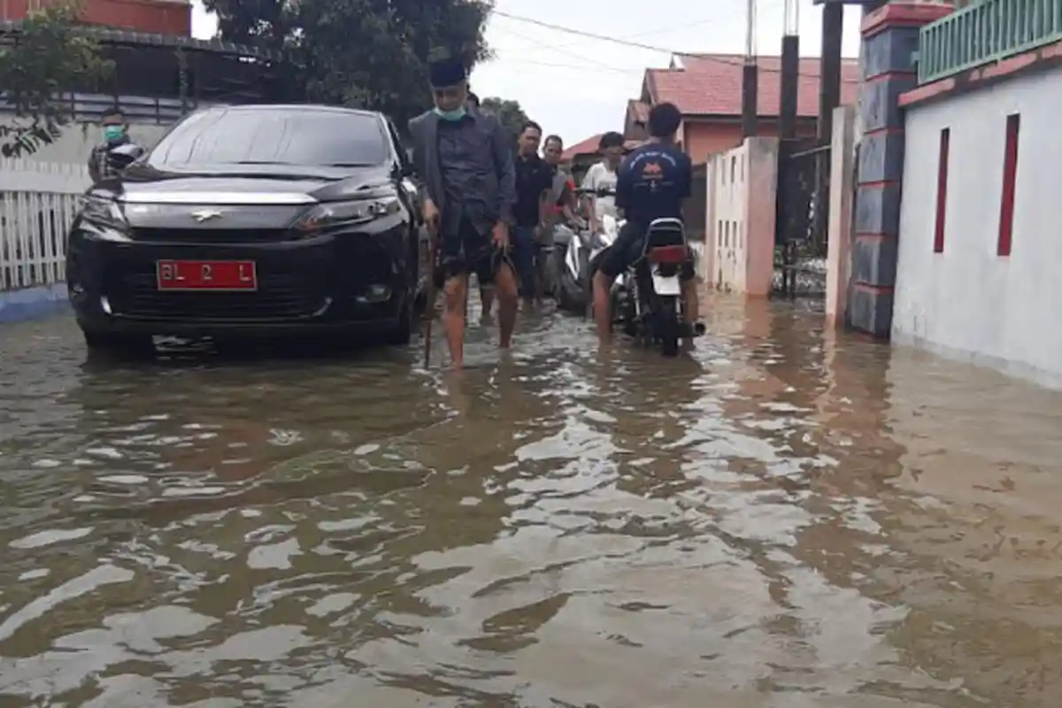 Dampak Banjir di Aceh Besar, 265 Jiwa Mengungsi, Waled Husaini Rela Basah-basahan Salurkan Bantuan