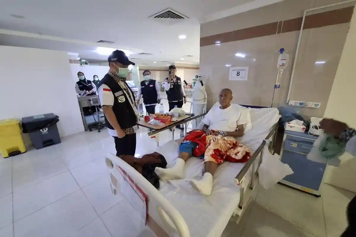 Pastikan Layanan Kesehatan Jemaah Haji Terpenuhi, Wamenag Kunjungi KKHI Makkah