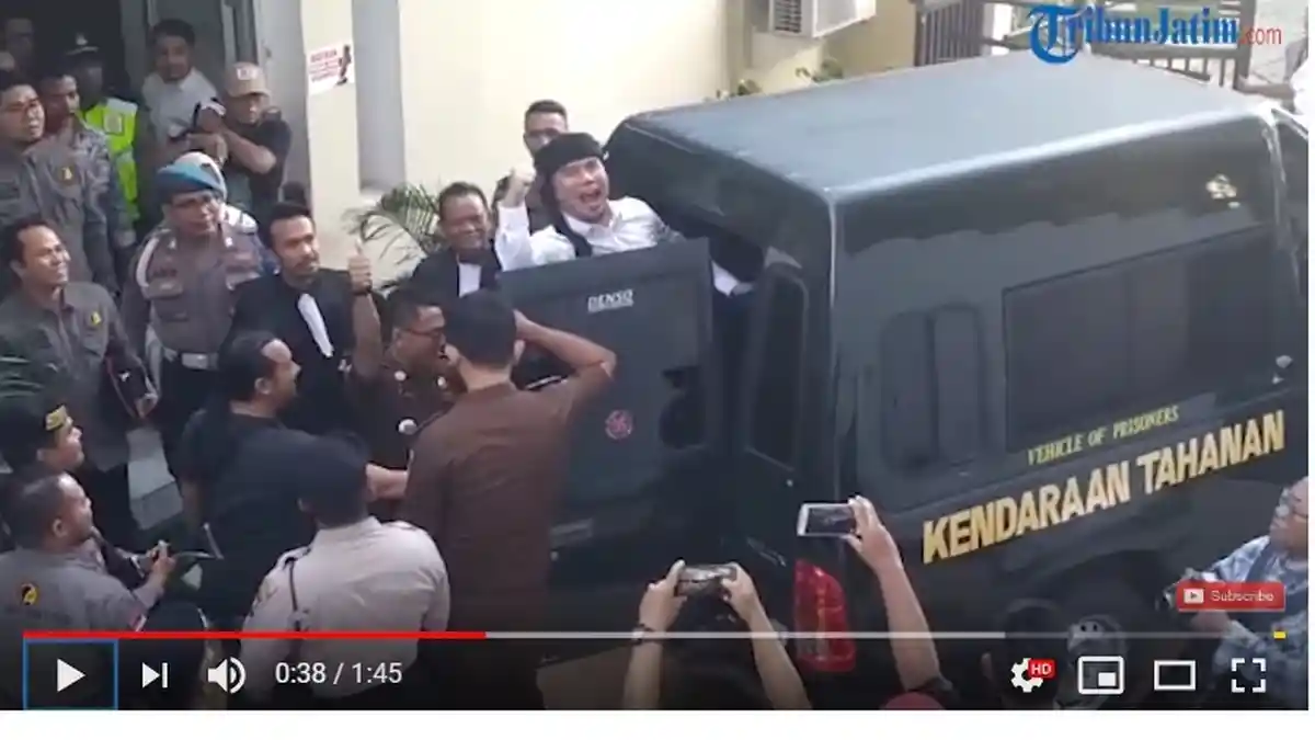 Dengan Keras dan Lantang Sambil Kepalkan Tangan Ahmad Dhani Teriak: Prabowo Menang