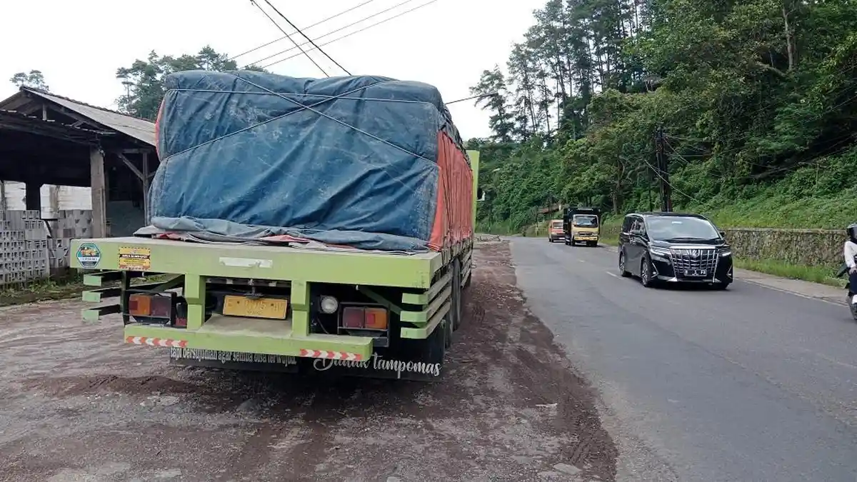 Penampakan Truk Tronton yang Tabrak Pemuda Ngencleng di Cadas Pangeran Sumedang hingga Tewas