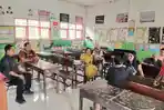 menuntut-kejelasan-penanganan-kasus-guru-menelanjangi-siswa-SDN-Jelbuk-02-Jember.jpg