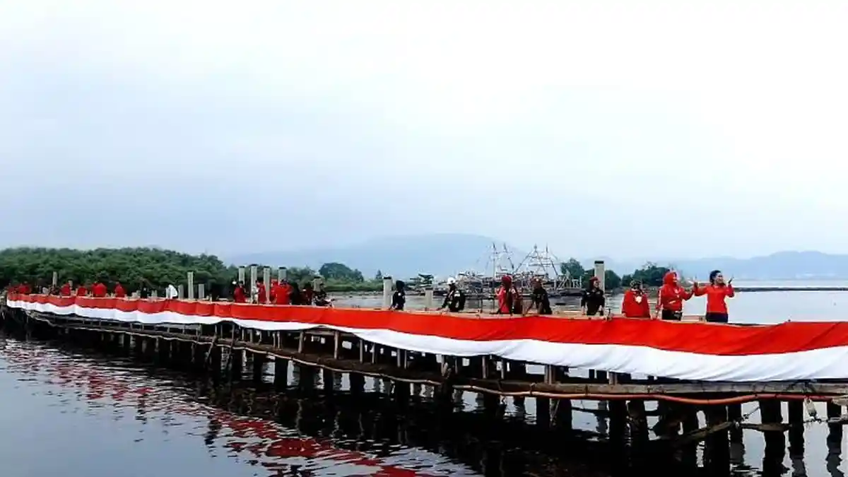 Bendera Merah Putih 77 Meter Terbentang di Pulau Pasaran Bandar Lampung