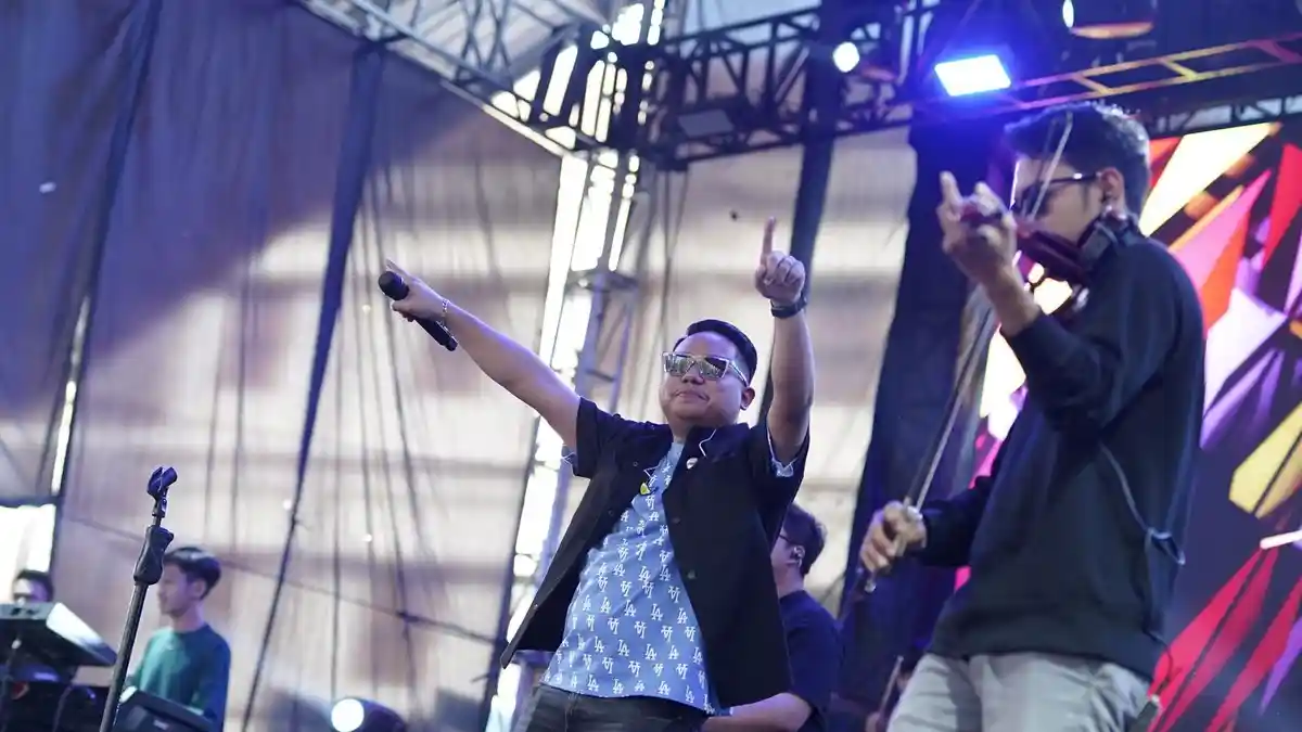 Ribuan Penonton Ambyar Bareng Guyon Waton di Konser Selebrasi Dies Natalis ke-43 UMK