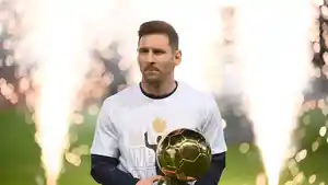 Lionel-Messi-memberikan-penghargaan-Ballon-dOr.jpg