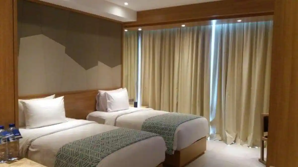 TERBONGKAR Alasan Tak Ada Bantal Guling dan Jam Dinding dalam Kamar Hotel yang Jarang Disadari