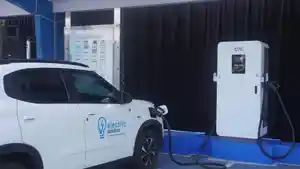 Seorang-petugas-sedang-memandu-pengendara-kendaraan-listrik-yang-melakukan-charging.jpg